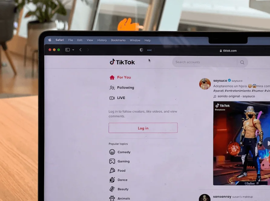 A imagem mostra a tela de um computador com a rede social TikTok aberta