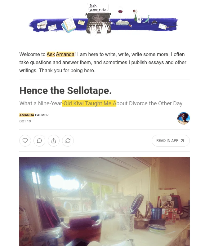 Imagem de captura de tela. Uma edição da newsletter em inglês da Amanda Palmer onde há um fundo branco com texto simples e desfocado, com uma imagem de uma cozinha meio bagunçada. O título do texto é “Hence the Sellotape”, edição de outubro de 2019.