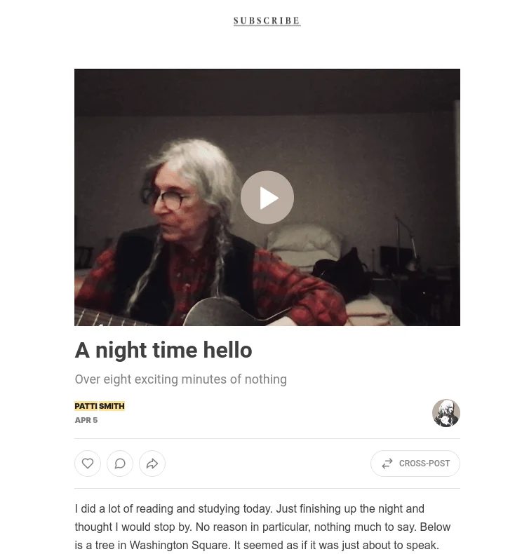 Imagem de captura de tela. Uma edição da newsletter em inglês da Patti Smith mostrando texto normal, contendo o início de um relato mais pessoal de rotina e uma imagem com destaque para vídeo onde se vê a Patti olhando para o lado segurando um violão.