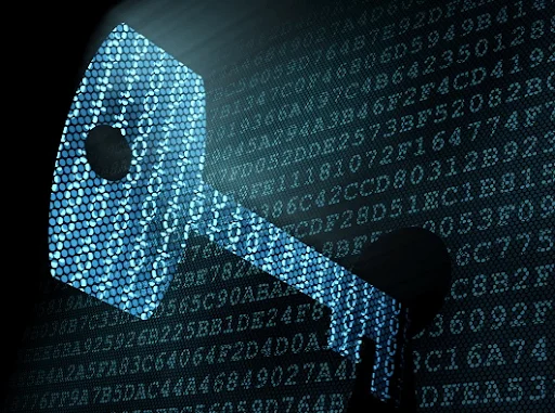 Imagem de uma chave criptografada trancando diversos dados.