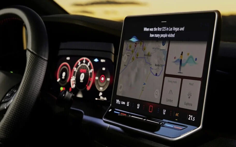 Imagem de um painel de carro com um tablet aberto para mostrar o uso do Chat GPT