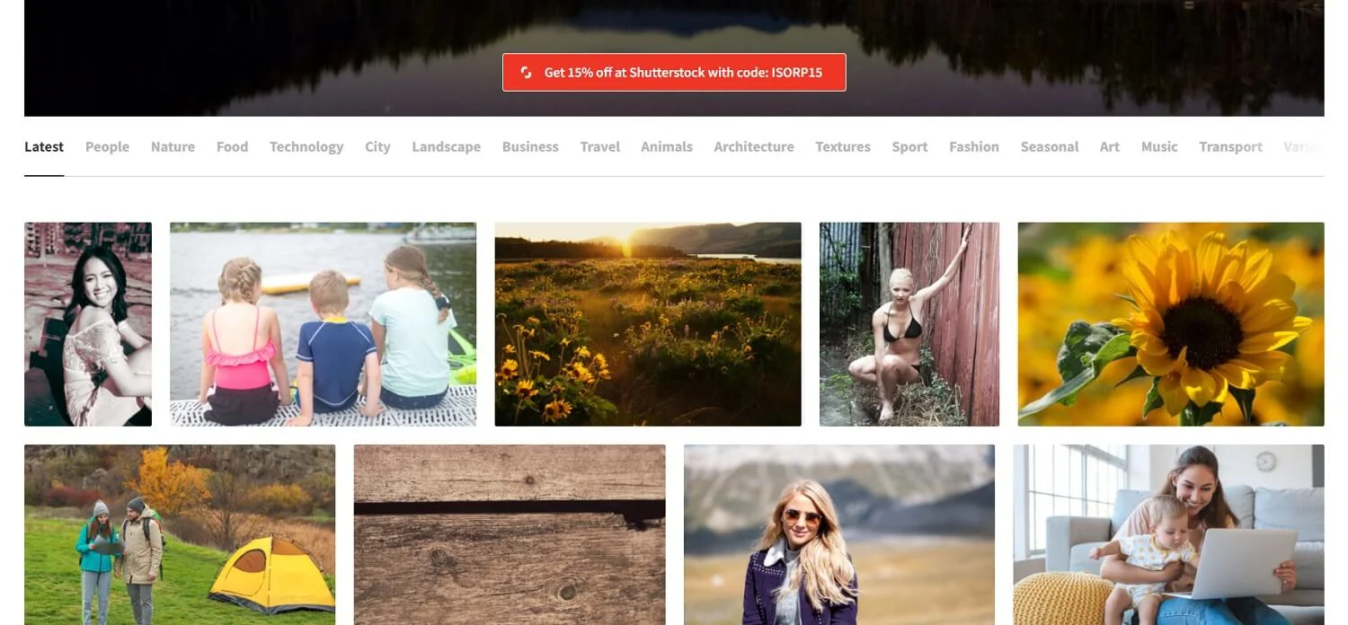 Tela do banco de imagens gratuitas ISO Republic com mulheres em diferentes trajes, uma criança de camisa azul, duas meninas com cabelo trançado e um close de um girassol