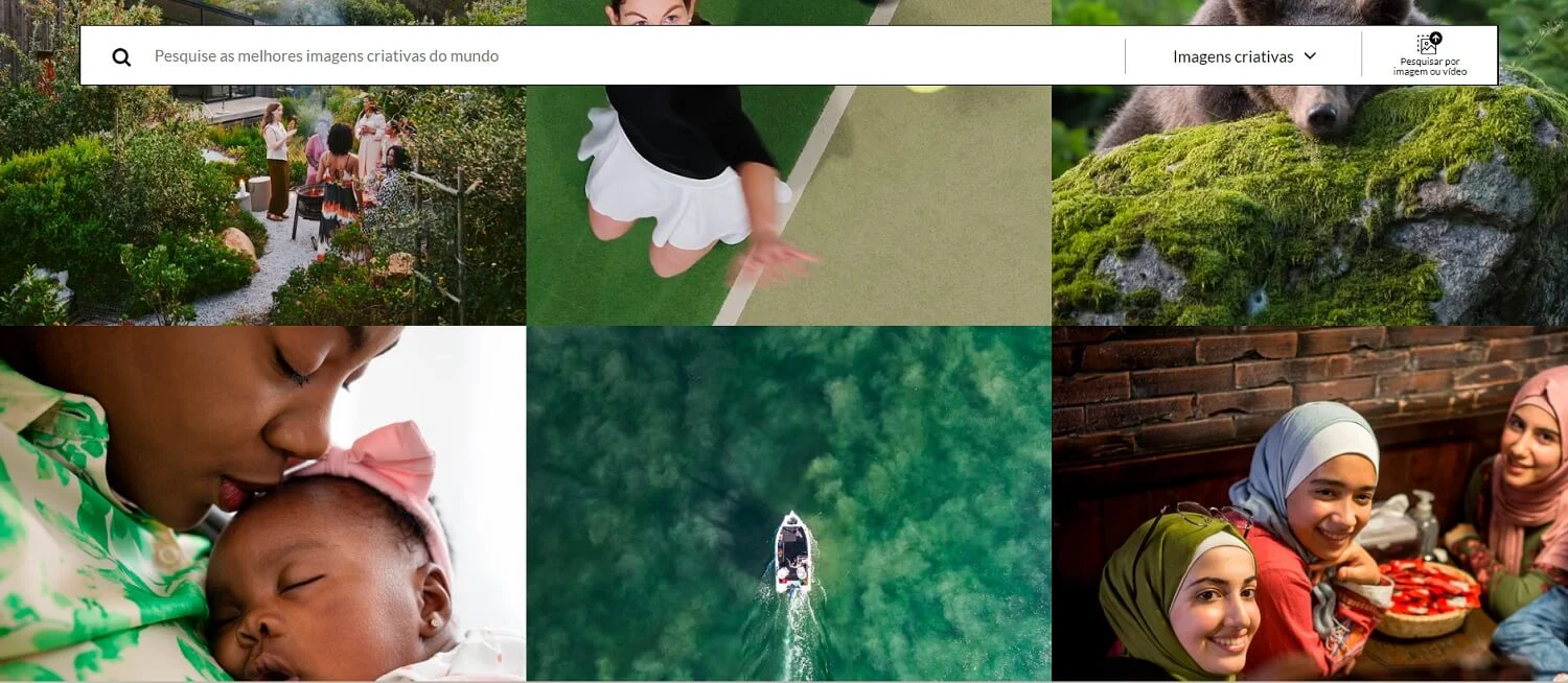 Tela do banco de imagens gratuitas Getty Images com mulheres com lenços na cabeça, uma mulher beijando um bebê, um urso descansando em uma rocha coberta de musgo e um barco sereno na água