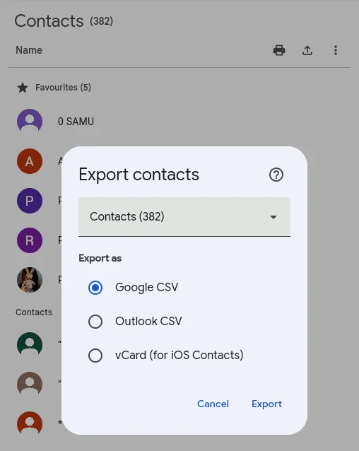 A imagem mostra a tela de "Contatos" do Google, destacando a opção "Exportar contatos" com formatos de exportação disponíveis: Google CSV, Outlook CSV e vCard. No fundo, vê-se a lista de contatos com ícones coloridos representando diferentes contatos.