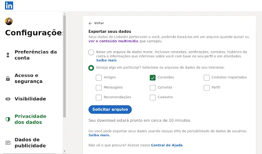 Captura da tela de configurações do LinkedIn, especificamente na seção de exportação de dados. No lado esquerdo, há um menu com opções como "Preferências da conta", "Acesso e segurança", "Visibilidade", "Privacidade dos dados" e "Dados de publicidade". À direita, a interface permite ao usuário selecionar os tipos de dados que deseja exportar, com opções como "Artigos", "Mensagens", "Conexões" (selecionado), "Convites", "Recomendações", "Cadastro" e "Perfil". Há um botão azul "Solicitar arquivo" e uma nota informando que o download estará pronto em cerca de 10 minutos.