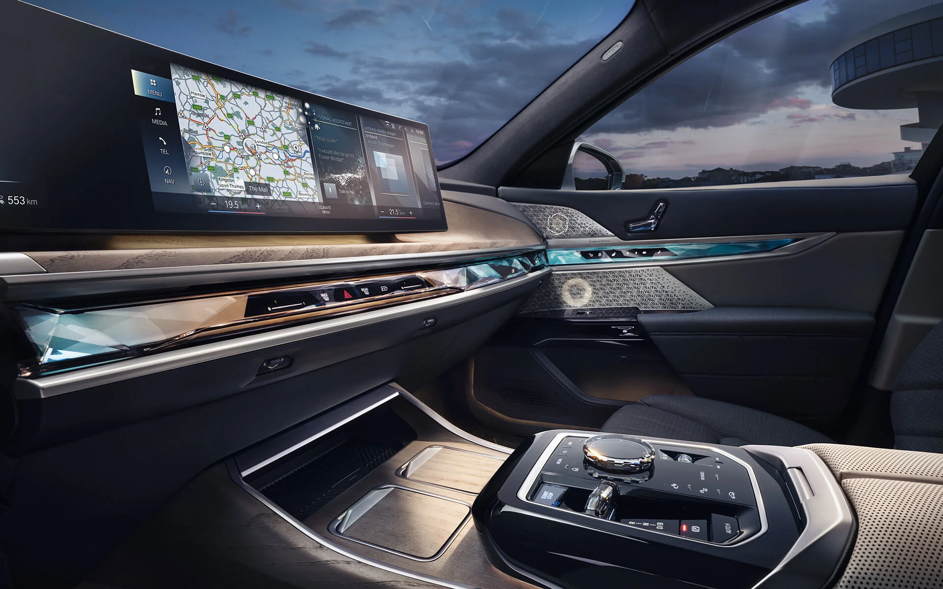 Foto do interior de um carro moderno, mostrando um painel com uma tela que exibe um mapa e diversos botões.
