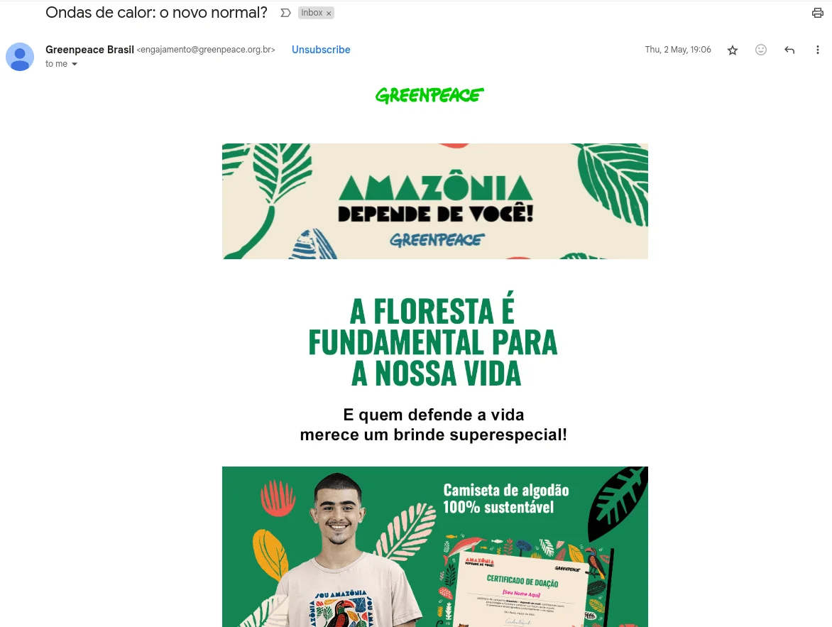 Captura de tela de um e-mail do Greenpeace em português, mostrando a campanha “Amazônia depende de você” com um destaque para a foto de um homem branco jovem com a camiseta que eles oferecem para quem faz uma doação. O e-mail tem uma variedade de cores verdes e ilustrações de folhas