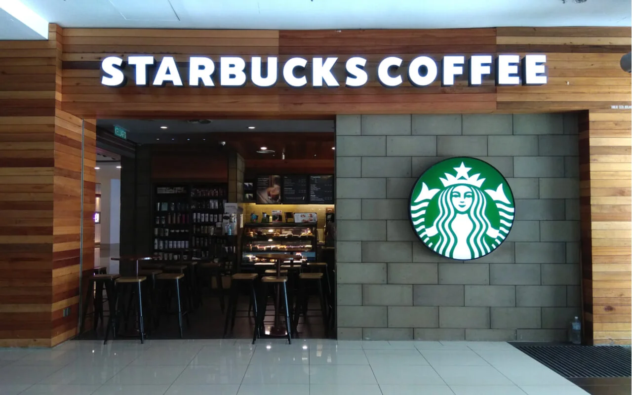 Foto da fachada de uma loja da Starbucks.