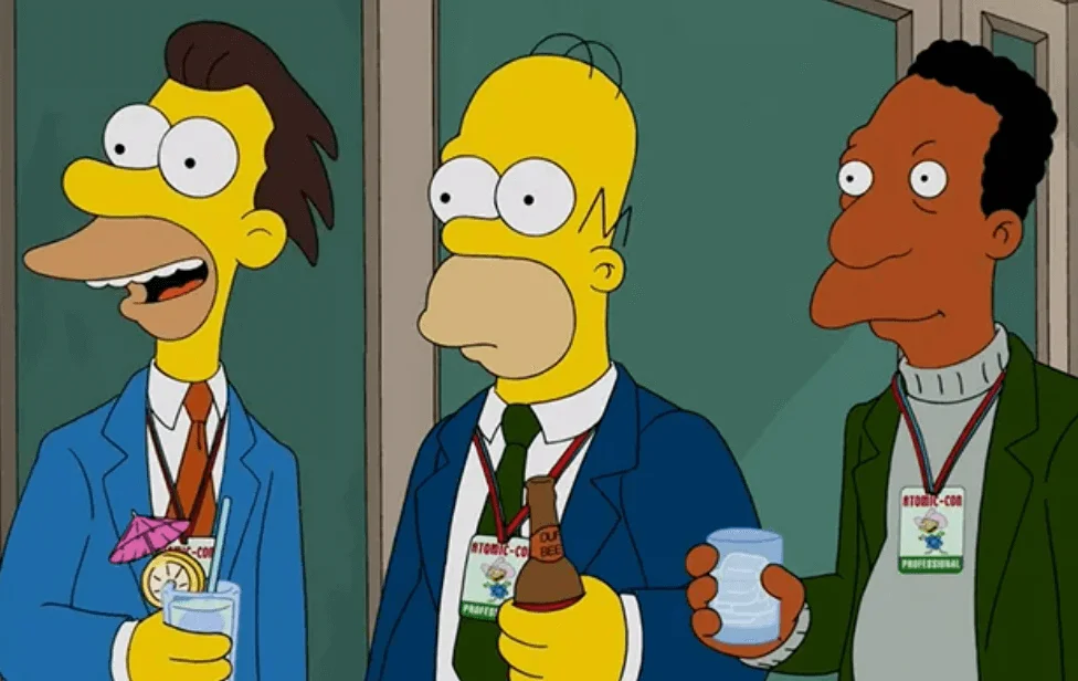 Cena da série Os Simpsons mostrando o personagem Homer em uma convenção de trabalho ao lado de seus colegas Lenny e Carl.