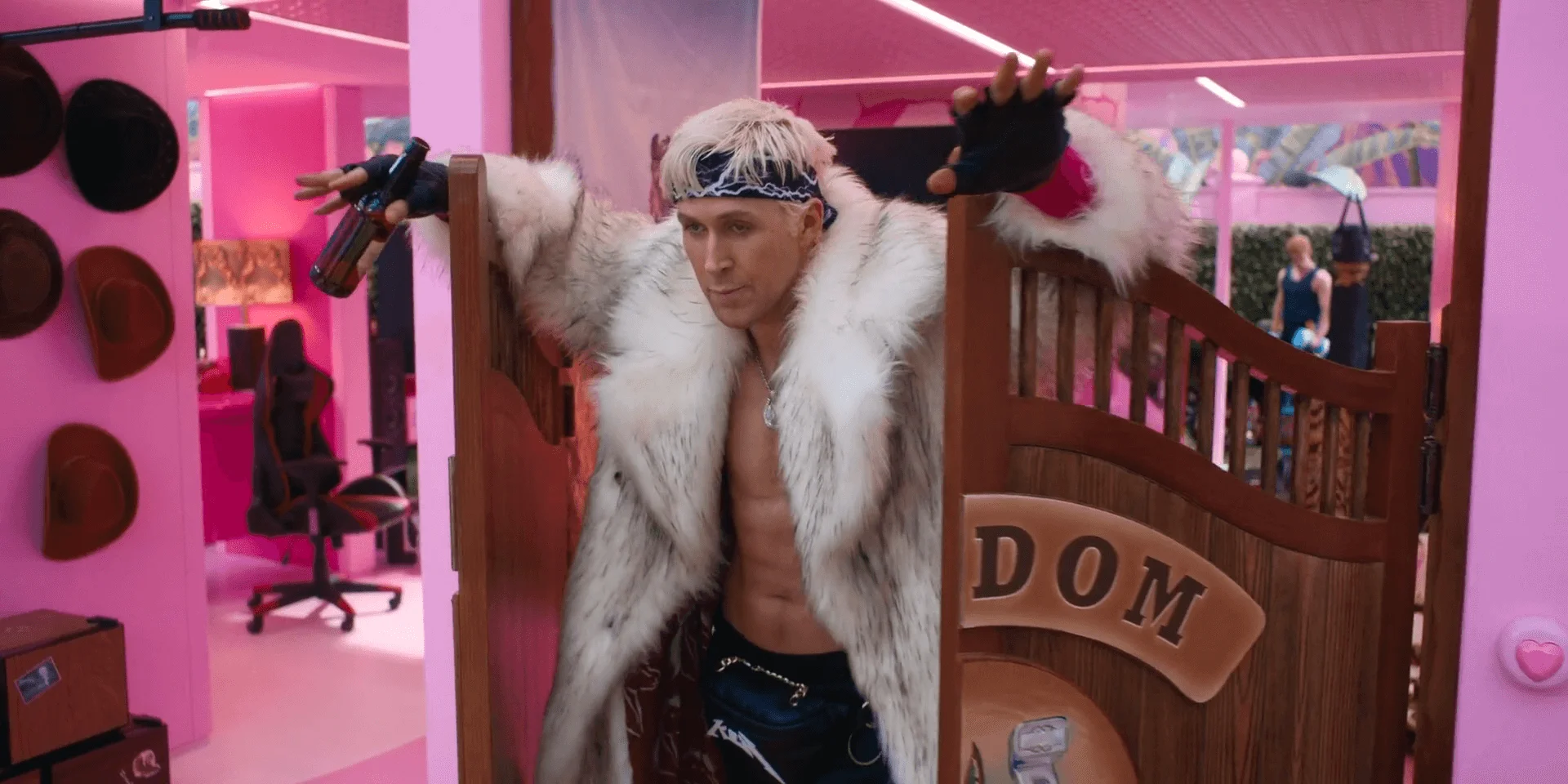 Personagem Ken no filme Barbie, em sua casa recém redecorada.