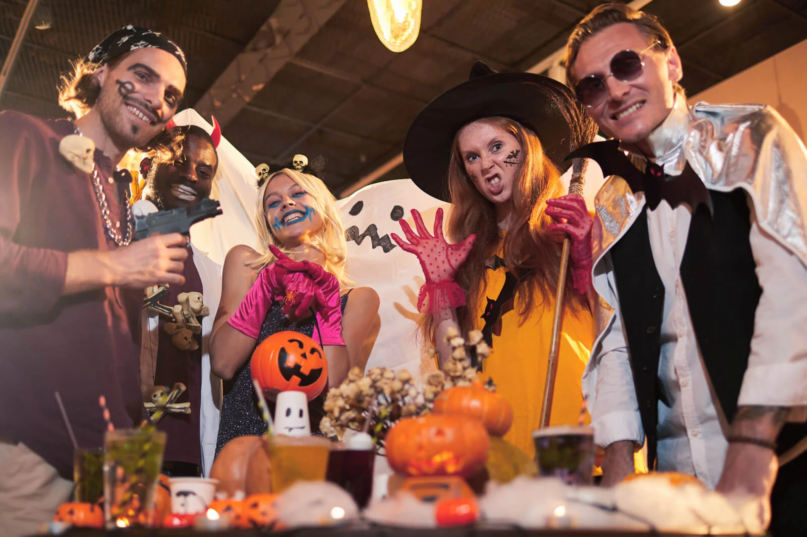 Pessoas fantasiadas em uma festa de Halloween