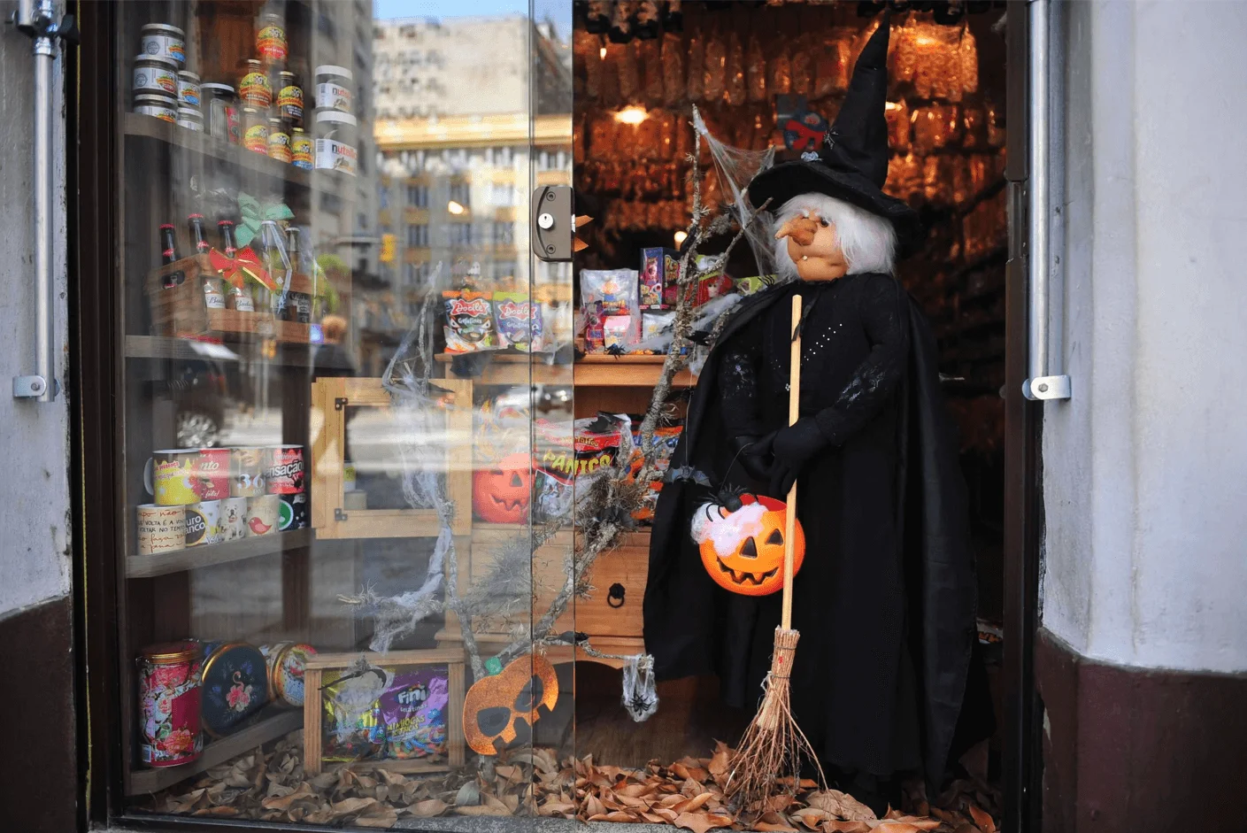 Exemplo de loja decorada para o Halloween