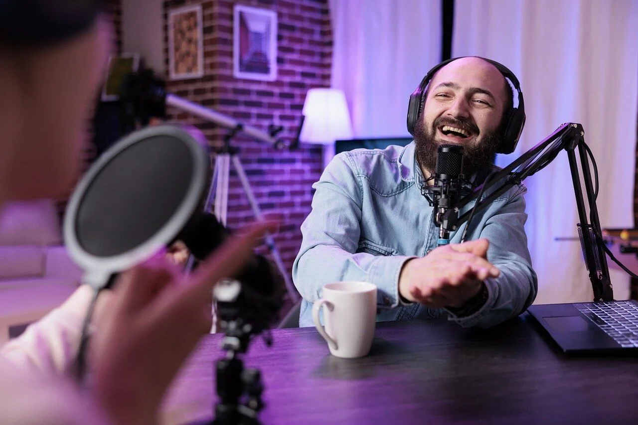 Dois homens gravando um podcast