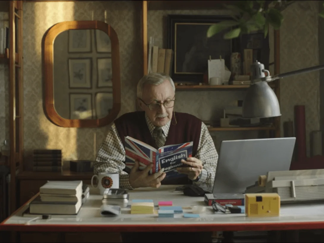 Captura de tela de comercial da Allegro, mostrando um homem estudando inglês.