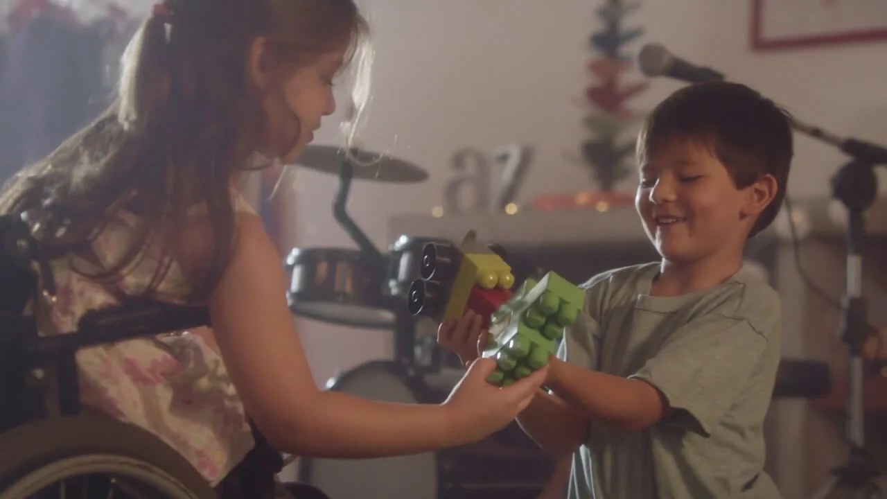 Foto de duas crianças brincando juntas, parte da campanha Natal Sem Filtros, da Canon.
