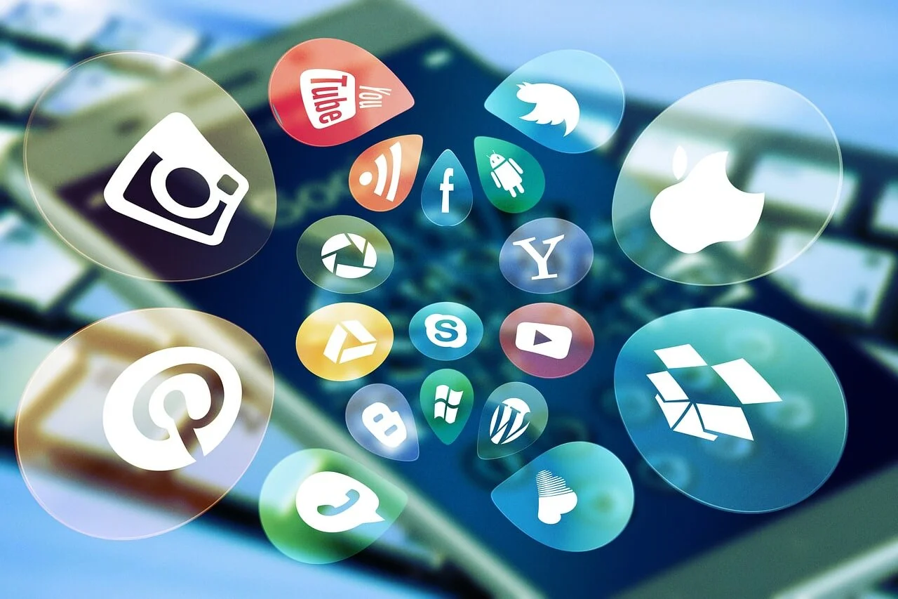 Ícones de redes sociais saindo de um celular