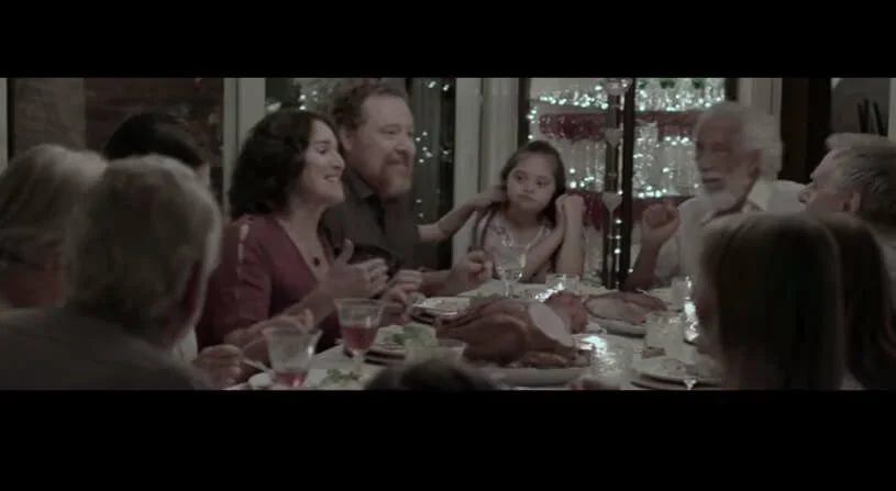 Captura de tela de comercial de Natal da Sadia, com família reunida para a ceia.