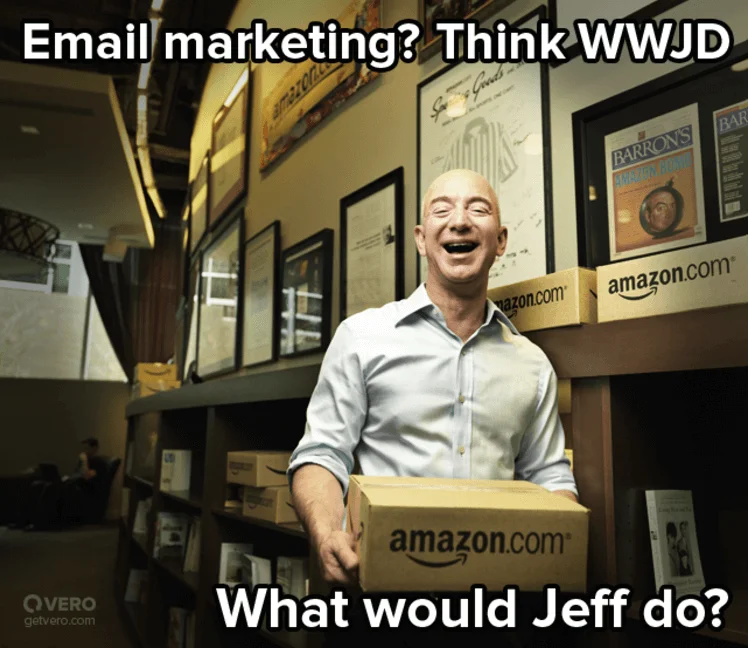 Jeff Bezos sorrindo e segurando uma caixa da Amazon