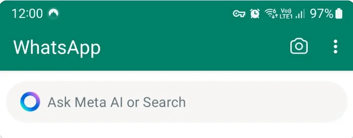 Uma captura de tela mostrando a tela do Whatsapp com a nova funcionalidade de procura utilizando Inteligência Artificial. A mensagem contém o campo de procura com o texto “Ask Meta AI or Search”, em Português, “Pergunte à IA da Meta ou procure.”