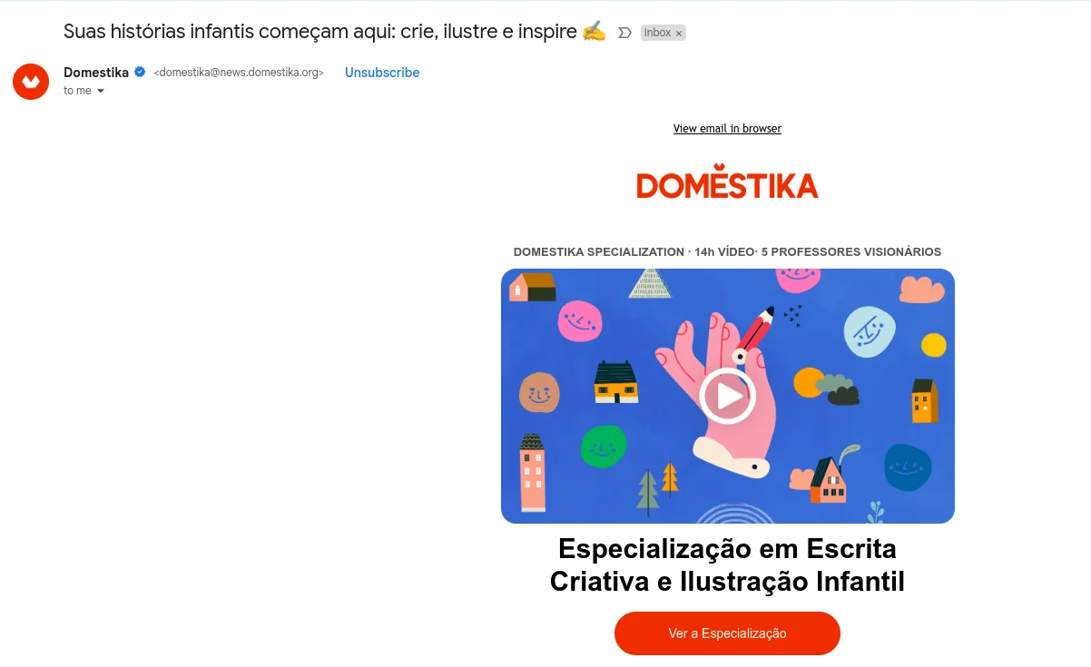 A imagem é um e-mail promocional da Domestika sobre uma especialização em Escrita Criativa e Ilustração Infantil. O e-mail contém um título chamativo, um botão vermelho para acessar a especialização e uma ilustração colorida com elementos lúdicos, como casas, árvores e um desenho de uma mão segurando um lápis.