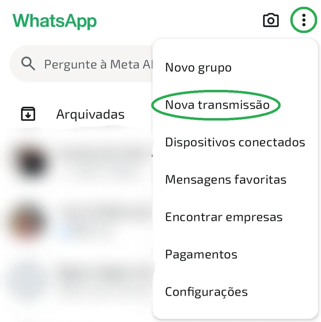 Captura de tela do WhatsApp com o menu do canto superior direito aberto. O item “Nova transmissão” está em destaque.