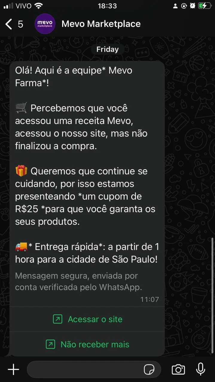 Tela com uma conversa de WhatsApp, na qual uma empresa usa uma das mensagens de saudação para oferecer cupons de desconto ao cliente