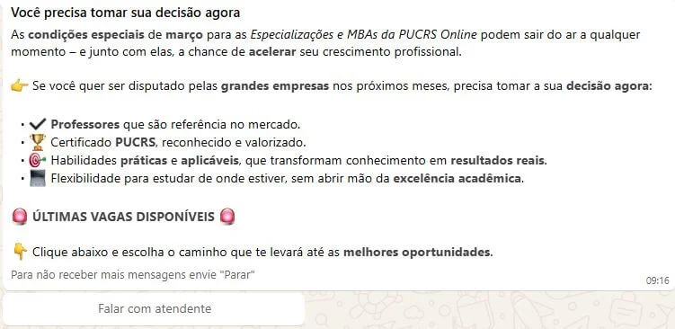Uma captura de tela demonstrando uma mensagem automática disparada pela conta de uma faculdade brasileira, oferecendo condições especiais para matrícula em cursos.
