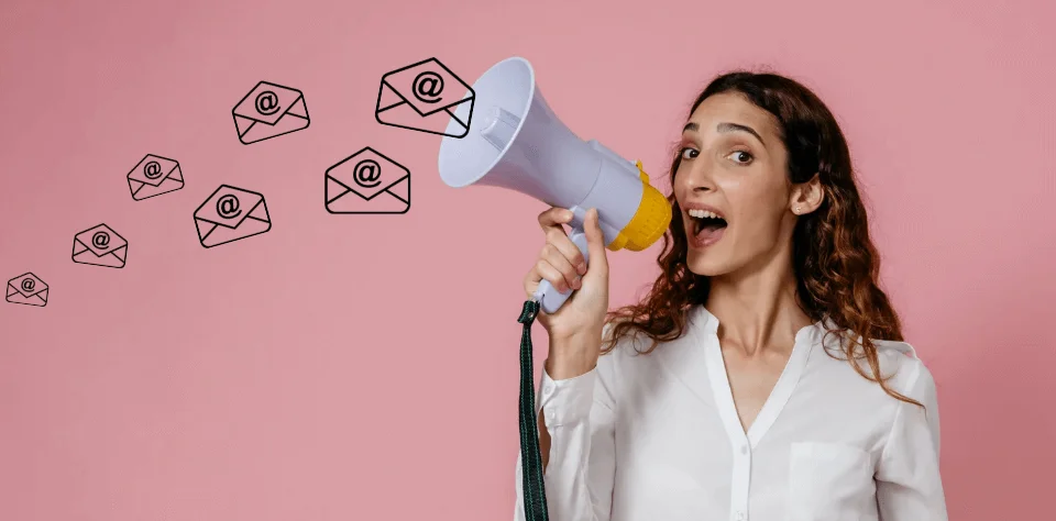 Uma mulher branca segurando um megafone com ícones de e-mail saindo dele.