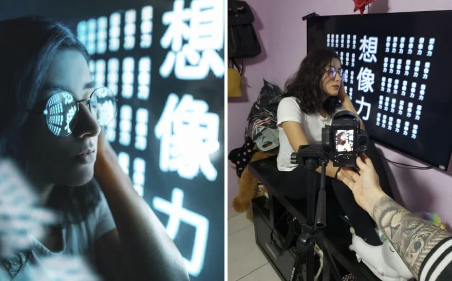 Duas fotos: a primeira mostra um close em uma mulher de óculos diante de um letreiro neon com caracteres japoneses. A segunda foto mostra como a primeira foto foi feita, revelando que a modelo está posando na frente de uma televisão em um quarto comum.
