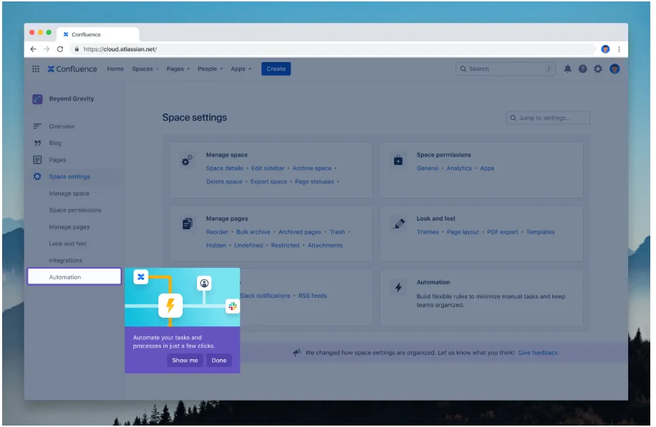 Tela de configurações do Confluence com destaque para a função de automação, exibindo opções para integração com Slack e criação de processos automáticos