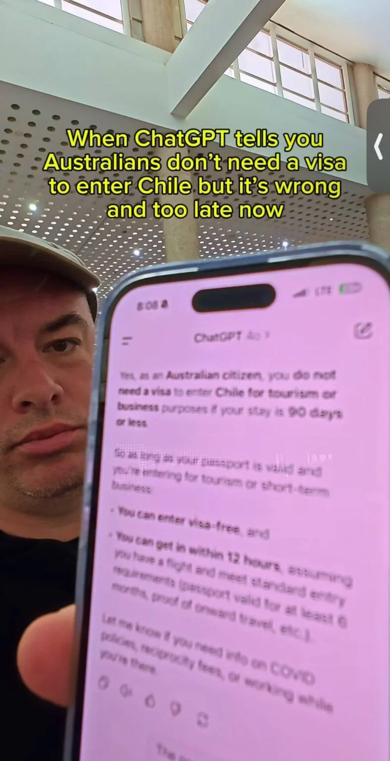 Imagem de um homem no aeroporto com feições de decepção, segurando um celular com o ChatGPT aberto e indicando que ele não precisaria de um visto para viajar