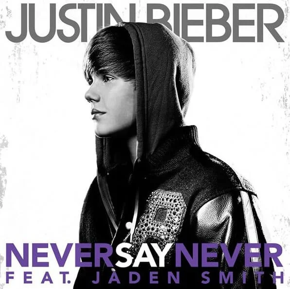 Capa de “Never Say Never”, de Justin Bieber. Na foto em preto e branco, vê-se o cantor de perfil, usando um capuz.