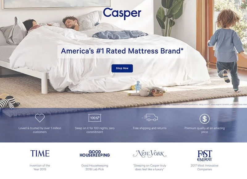 Screenshot de uma landing page focada em venda de produto – no caso, um colchão. Vemos a foto de uma família, com os pais na cama, descansando, enquanto a criança corre em sua direção. Sobre a foto, o texto “America’s #1 Rated Mattress Brand”, ou seja, “A marca número um de colchões dos Estados Unidos”, em tradução livre. Abaixo dessa chamada, um botão para efetuar a compra.