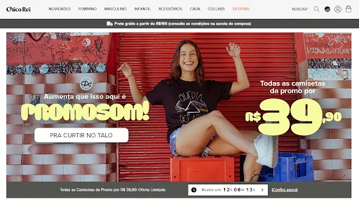 Screenshot da home page do site Chico Rei. Ainda que tenha um banner principal ocupando boa parte da tela, o site também conta com um amplo menu no topo, que permite a navegação por seções como “Novidades”, “Feminino”, “Masculino”, “Infantil”, “Acessórios”, “Casa”, “Collabs” e “Ofertas”, além de opções como busca e carrinho de compras.
