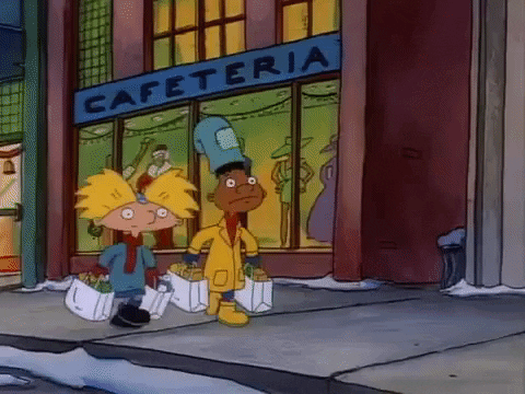 Cena do desenho Hey Arnold! mostrando dois personagens carregando sacolas cheias de compras.