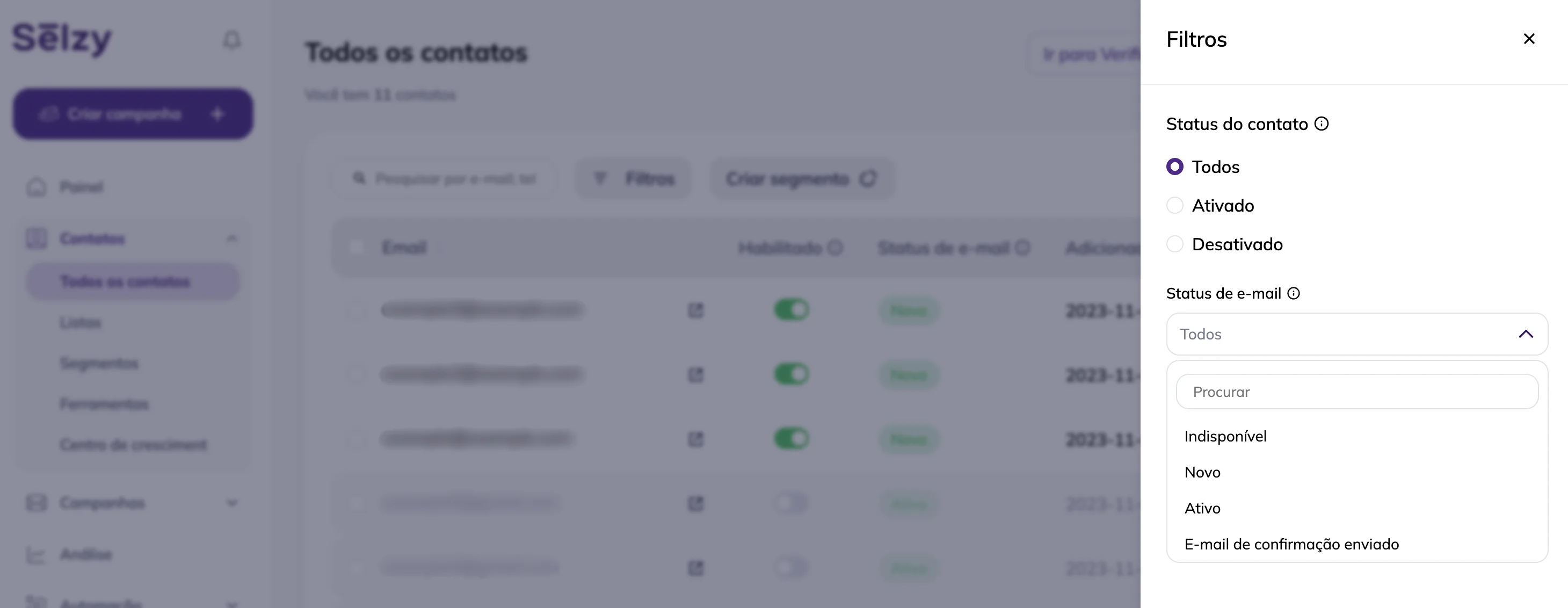 Filtro na lista de contatos com a seleção de status de contatos apresentando “Todos",  “Habilitado” e “Desabilitado". A lista de status de e-mail contém “Indisponível", “Novo", “Ativo” e “E-mail de opt-in enviado”.
