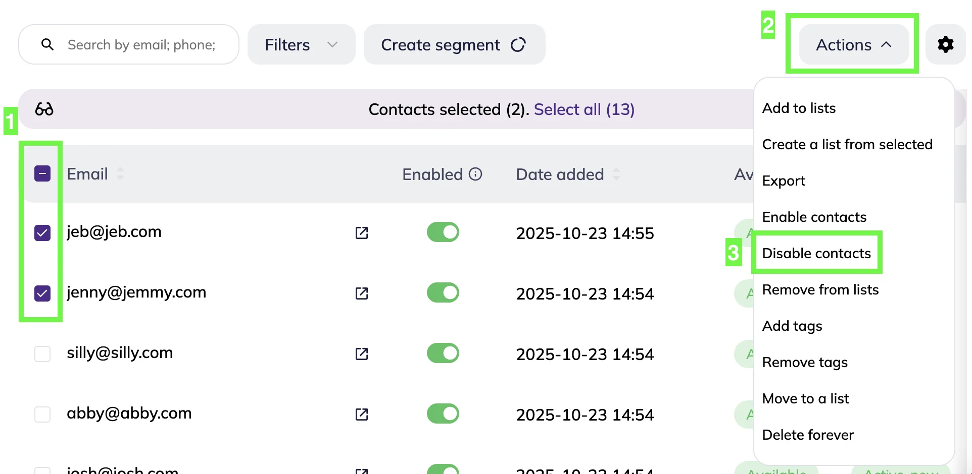 Lista de contatos na plataforma Selzy com destaque nas caixas de seleção, botão de Ações e “Desabilitar contatos” no menu.

