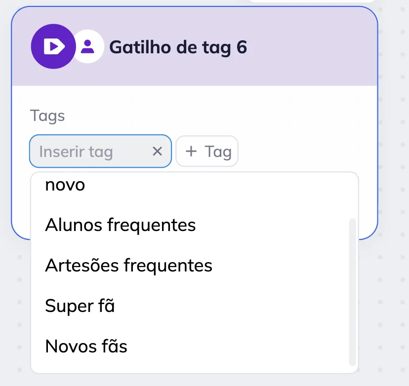 Editor de cenários da Selzy com o bloco de Gatilho de Tag. O menu dropdown está aberto, exibindo uma lista de tags e o botão "+Tag”. 